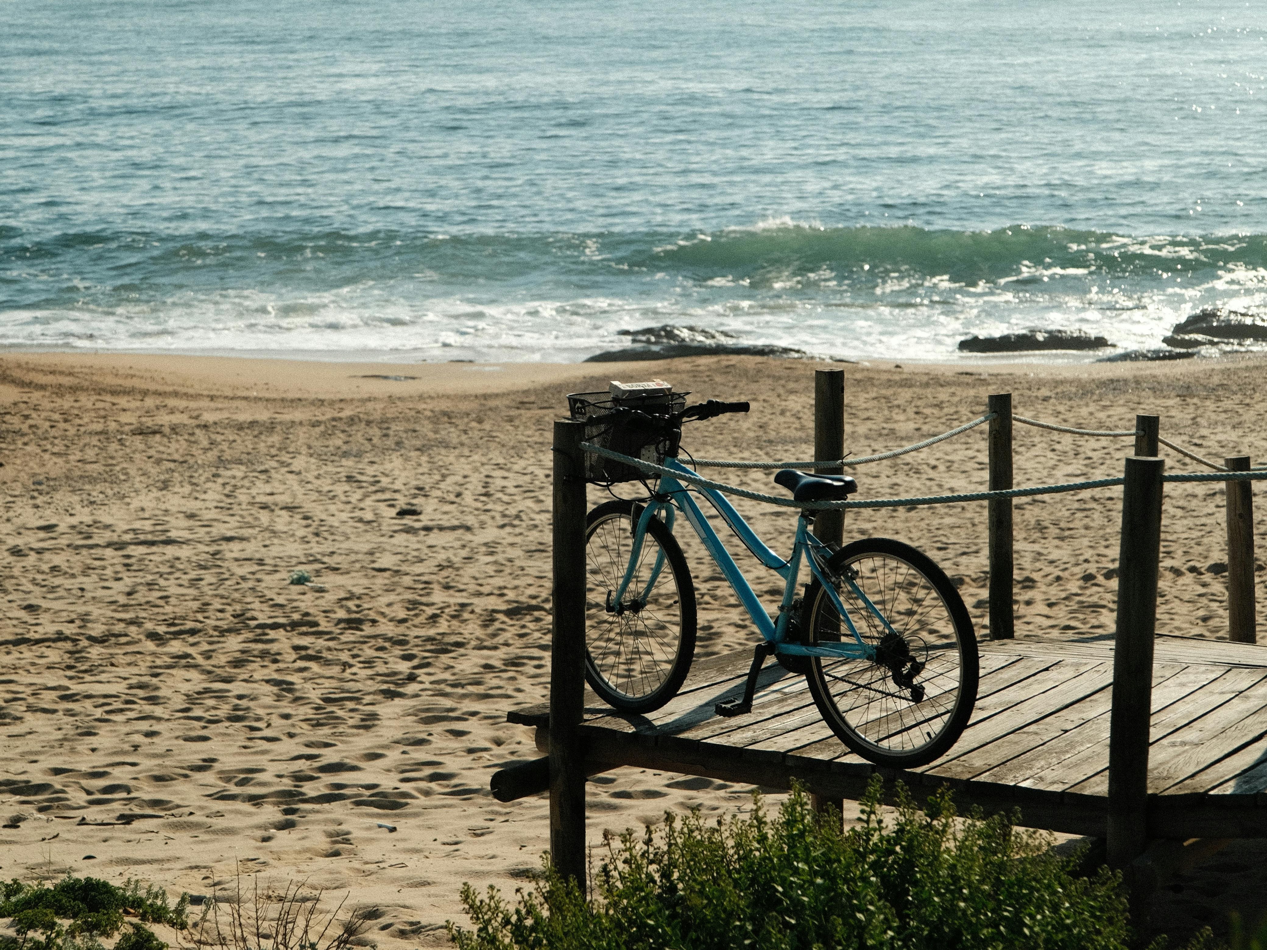 Experiência de bicicleta nas salinas ao pôr do sol