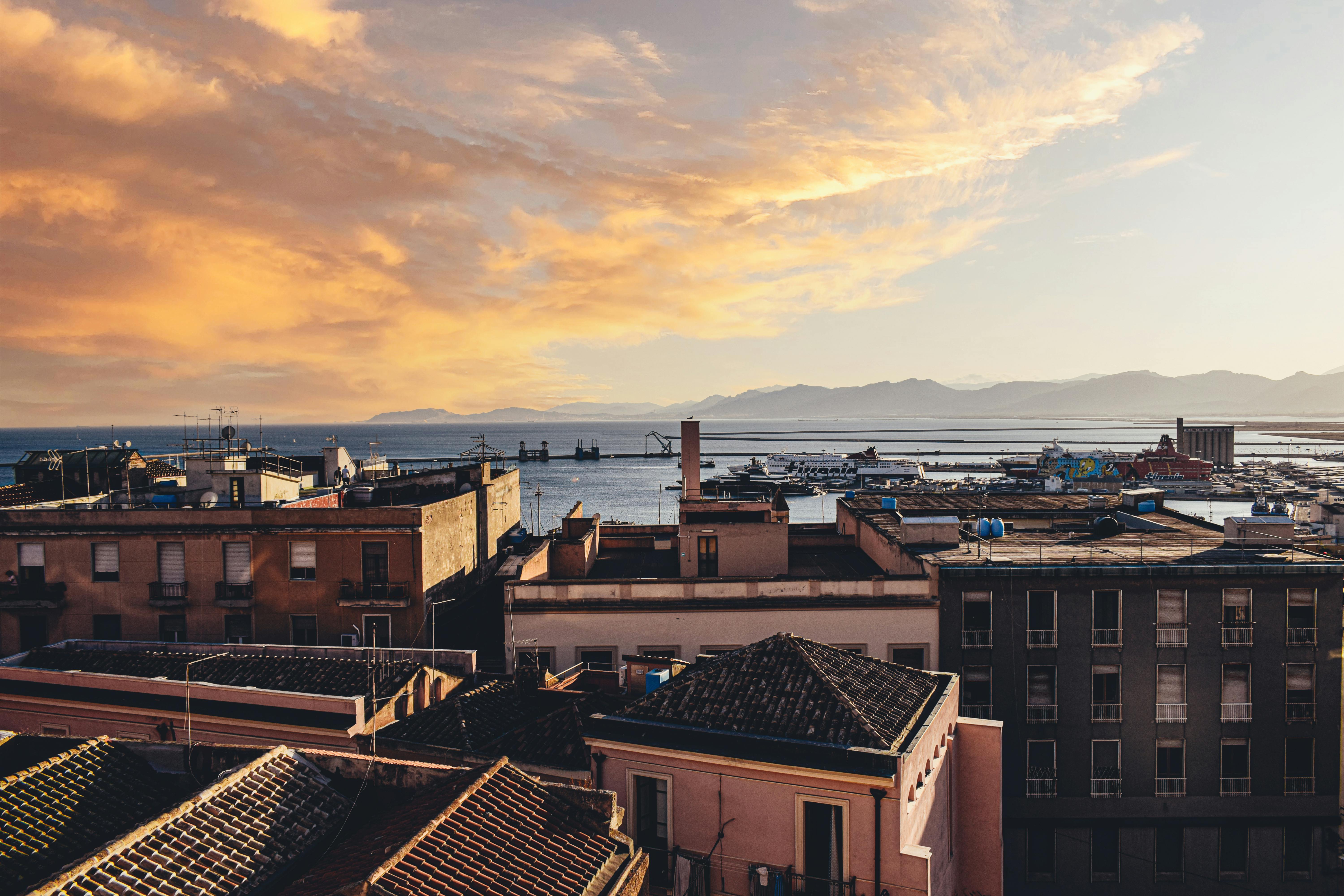 Grupo durante passeio a pé em Cagliari